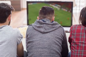 Más de la mitad de los encuestados recurren a las redes sociales para complementar su consumo.