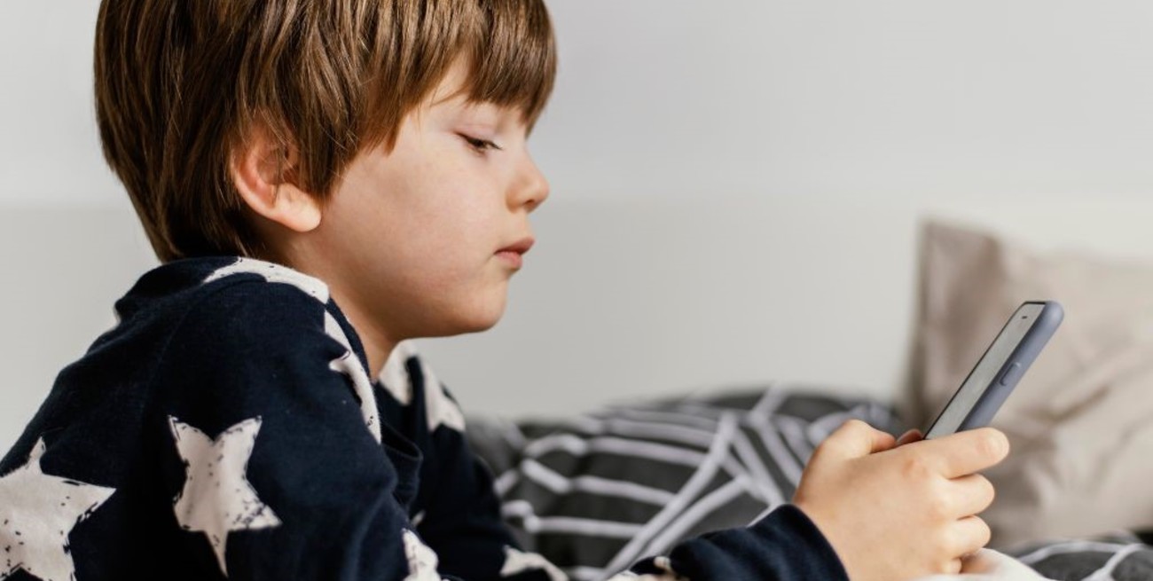 Cómo (y por qué) establecer límites saludables a los niños para el uso de smartphones