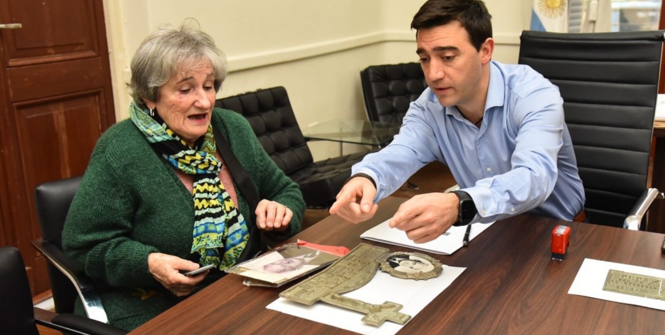 Santa Fe: devuelven placas de bronce que habían sido sustraídas de cementerios