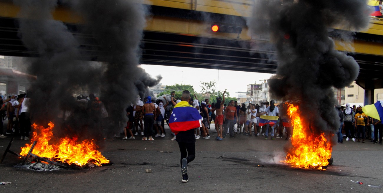 Arde Venezuela: Maduro expulsa embajadores y se multiplican las protestas en las calles