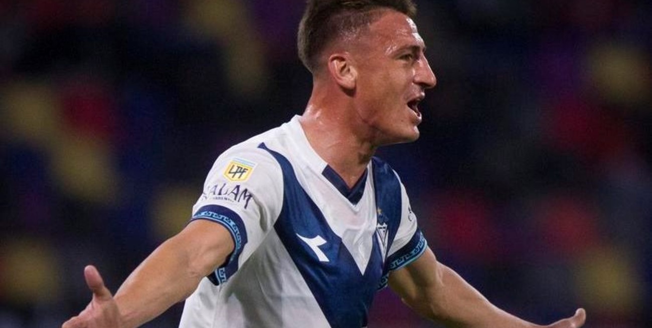 Vélez derrotó a Central Córdoba en Santiago del Estero y se acerca a la punta