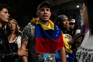 En las embajadas de Venezuela de distintas ciudades latinoamericanas, ciudadanos venezolanos que residen en el exterior salieron a las calles para denunciar fraude. Crédito: Reuters/Toya Sarno Jordan