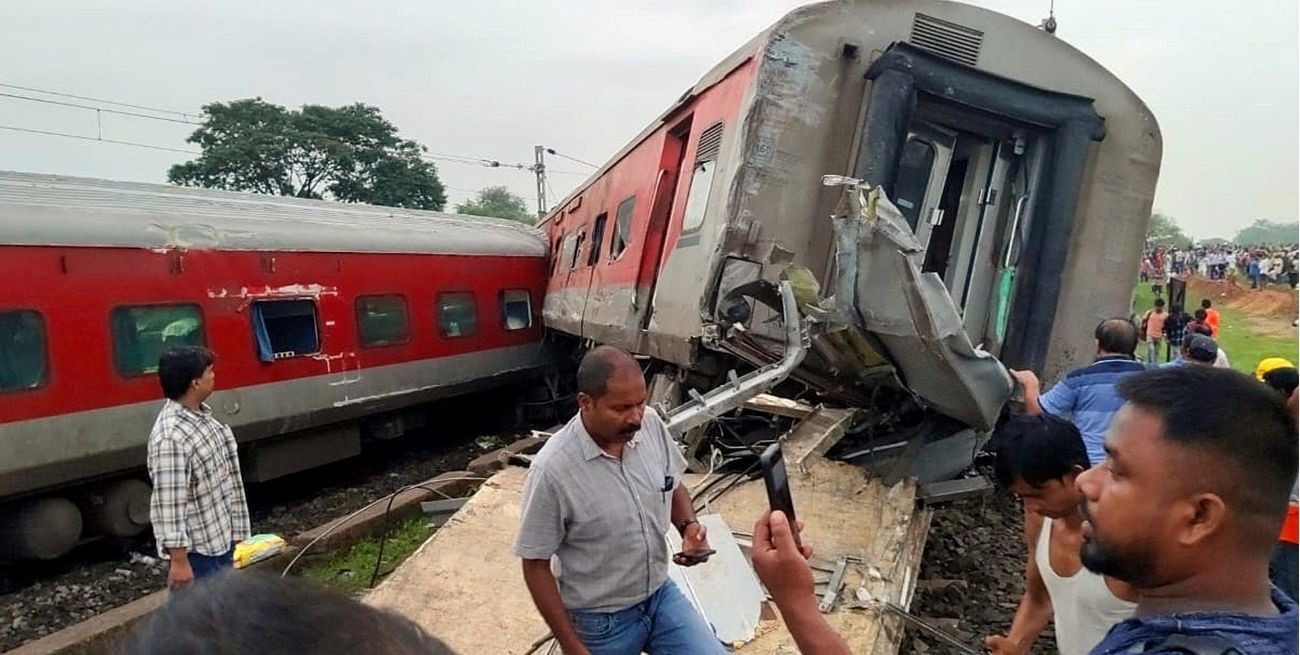 India: dos muertos y más de 20 heridos por un choque entre dos trenes