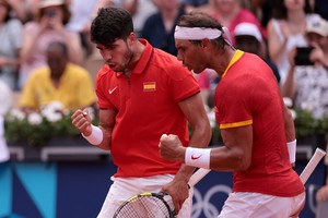 Rafael Nadal y Carlos Alcaraz dieron un paso más hacia las medallas. Crédito: Reuters/Claudia Greco