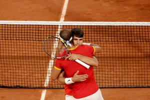 Emotivo abrazo entre Alcaraz y Nadal en lo que seguramente fue el último partido de Rafa en un Juego Olímpico. Crédito: Reuters