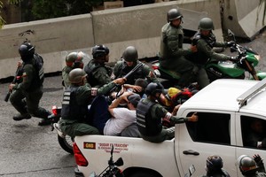 Redada del la Guardia Nacional Bolivariana. Las fuerzas de seguridad del régimen chavista son acusadas de ejercer una represión cruel y sangrienta por parte de la oposición que ya denunció 177 detenciones arbitrarias, 11 desapariciones forzadas y al menos 16 fallecidos en los últimos días. Reuters