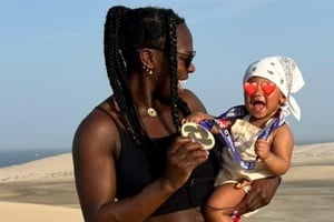 Clarisse Agbegnenou junto a su hija, por entonces de 1 año, tras ganar el Mundial de judo. Foto: Facebook Clarisse Agbegnenou.