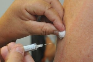 Por etapas se irán aplicando las dosis de la vacuna antigripal enviadas por Nación. Se comienza por personal de Salud y de geriátricos. Foto: Archivo.
