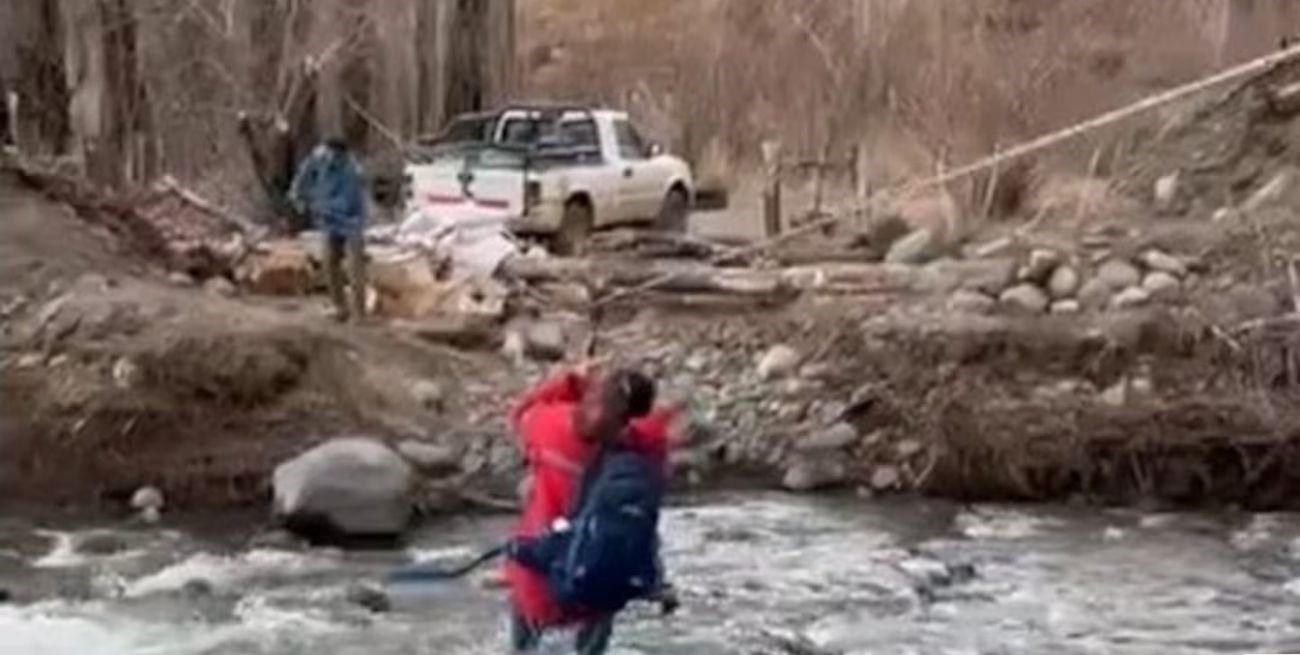 Trabajadoras de salud cruzaron un peligroso río en tirolesa para salvar a una mujer de 93 años en Neuquén