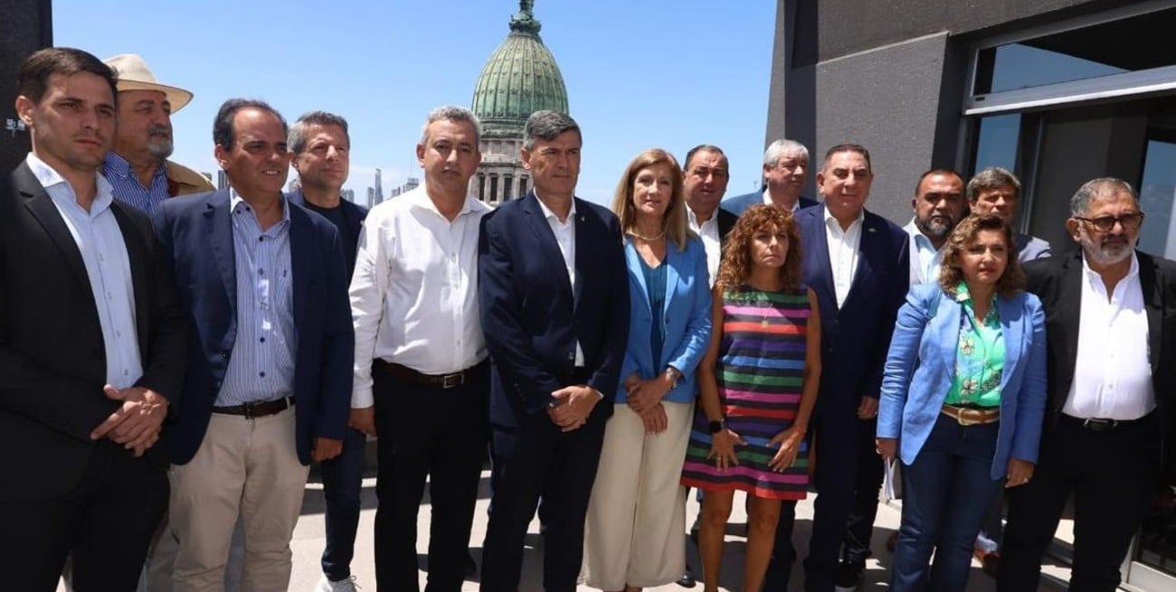 Hartos, intendentes del interior del país denuncian discriminación de la Nación en la distribución de subsidios al transporte