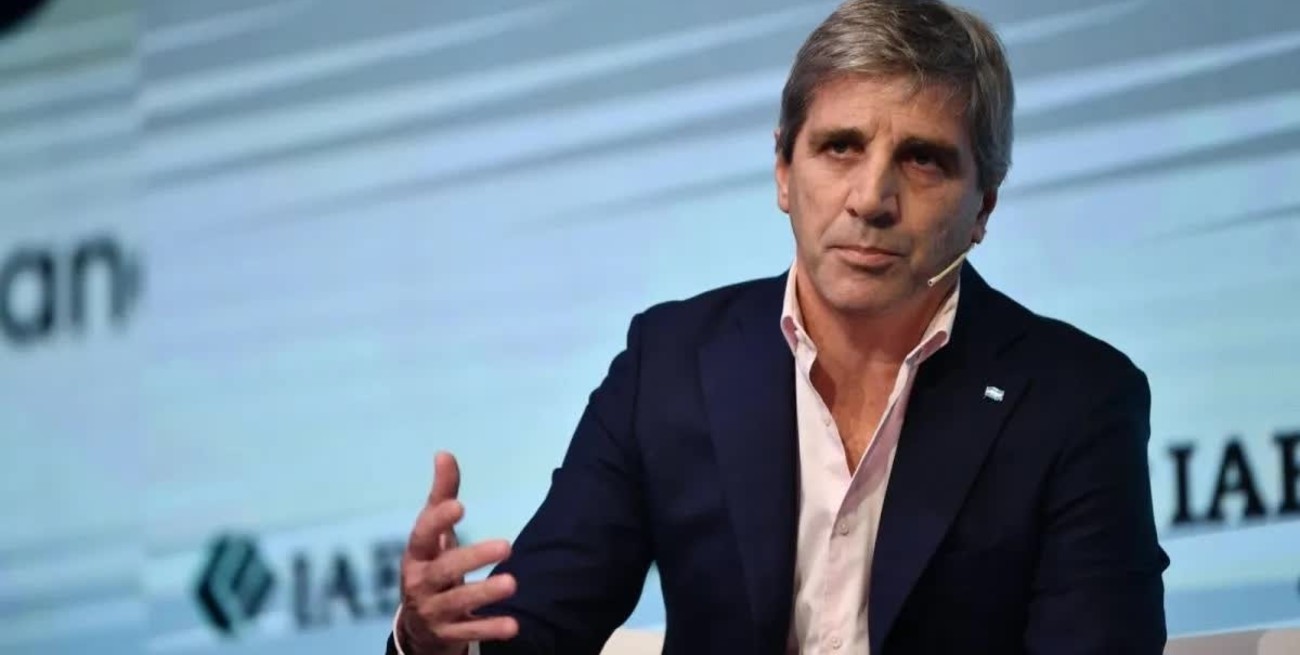 Caputo volvió a negar una devaluación y dijo que Milei no perdió popularidad a pesar del ajuste