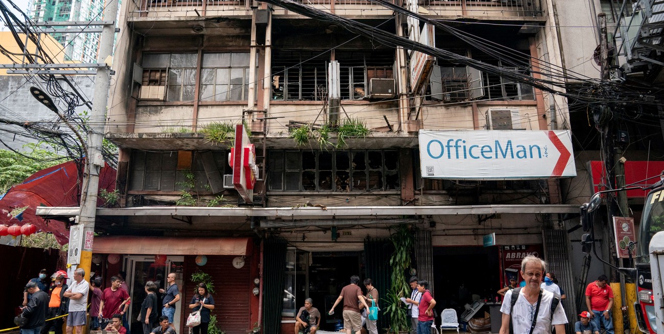 En imágenes: 11 muertos por un incendio que afectó un edificio en Filipinas