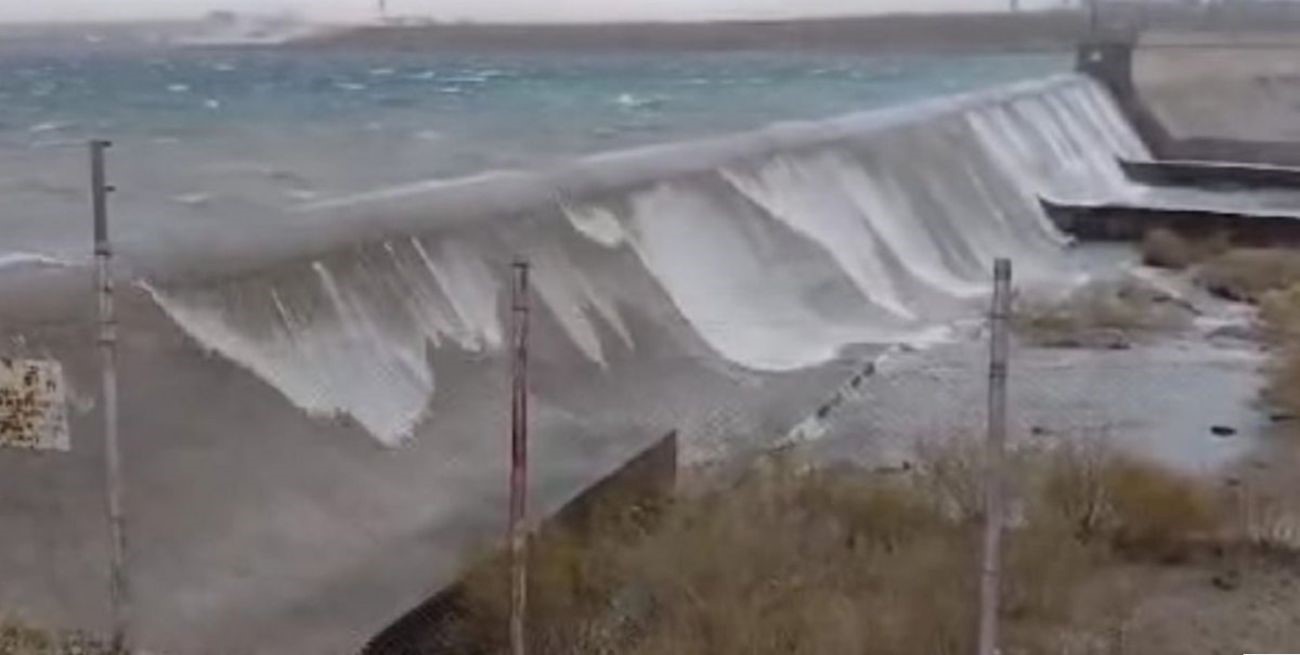 El viento Zonda provocó el desbordamiento del embalse de un lago en Mendoza, causando varios daños