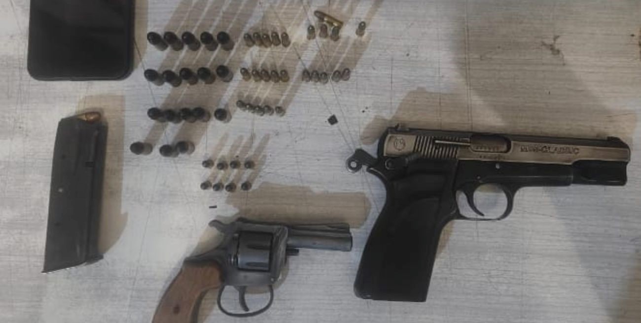 Dos parejas fueron detenidas y se secuestraron armas de fuego