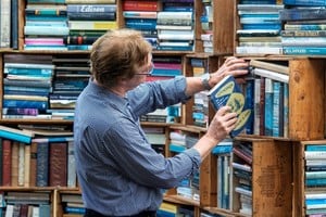 Escritores de ficción y no ficción, poetas, críticos y amantes de los libros confeccionaron cuáles son, a su criterio, los mejores 100 libros publicados desde el 1 de enero de 2000.