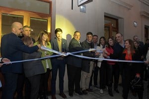 Las autoridades políticas durante el corte de cinta. Crédito: Manuel Fabatía