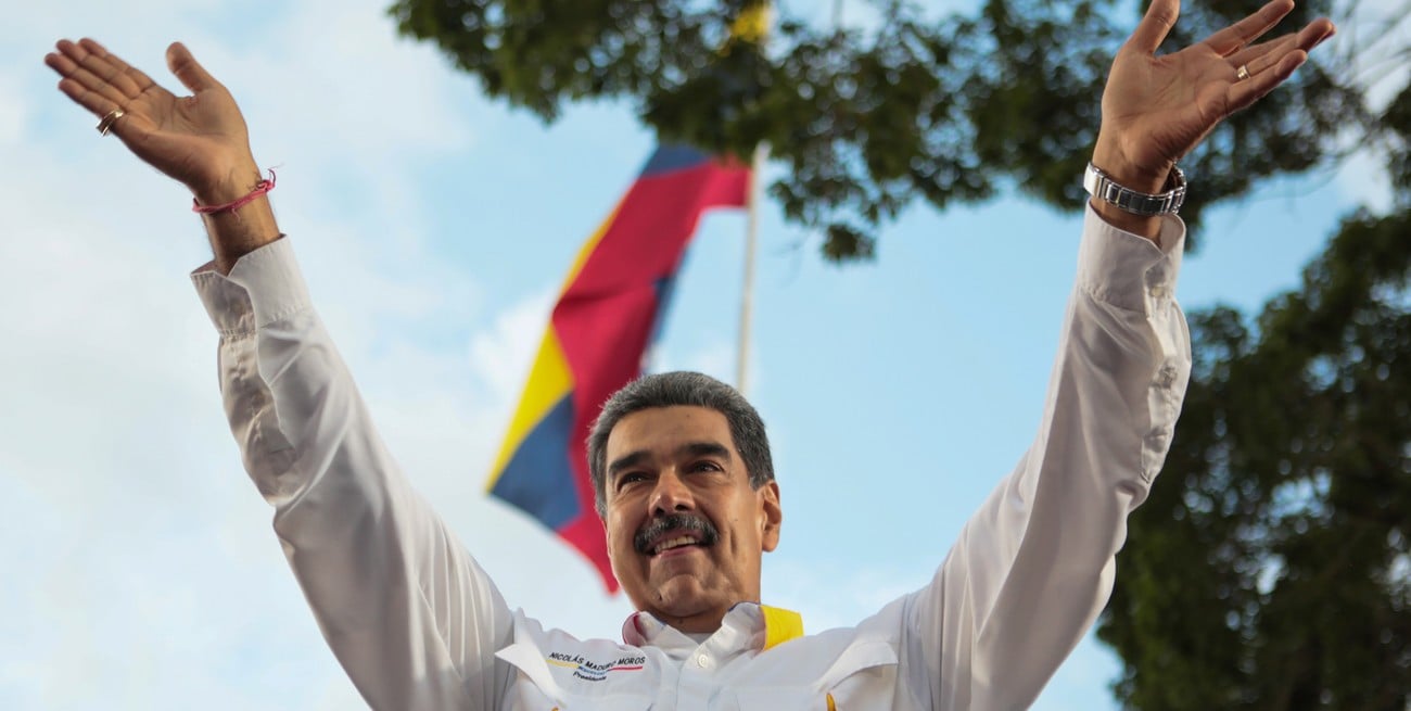 Maduro recrudece su pelea con WhatsApp y desinstala la app en vivo