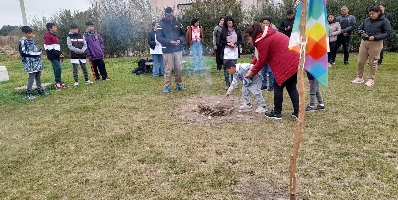 Primera ceremonia de la Pachamama de la Escuela Intercultural Bilingüe 6085 en Colonia Francesa