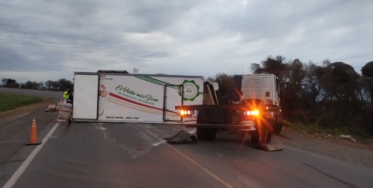En Arocena un camión iba a entrar a la Autopista y su acoplado volcó
