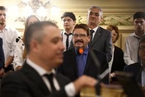 El senador por el departamento Caseros, Eduardo Rosconi presencia la jura de integrantes de la mesa directiva del Senado, desde su banca en el bloque justicialista al que pertenece. Esta semana  renunció como afiliado al Partido Justicialista. Crédito: Mauricio Garín