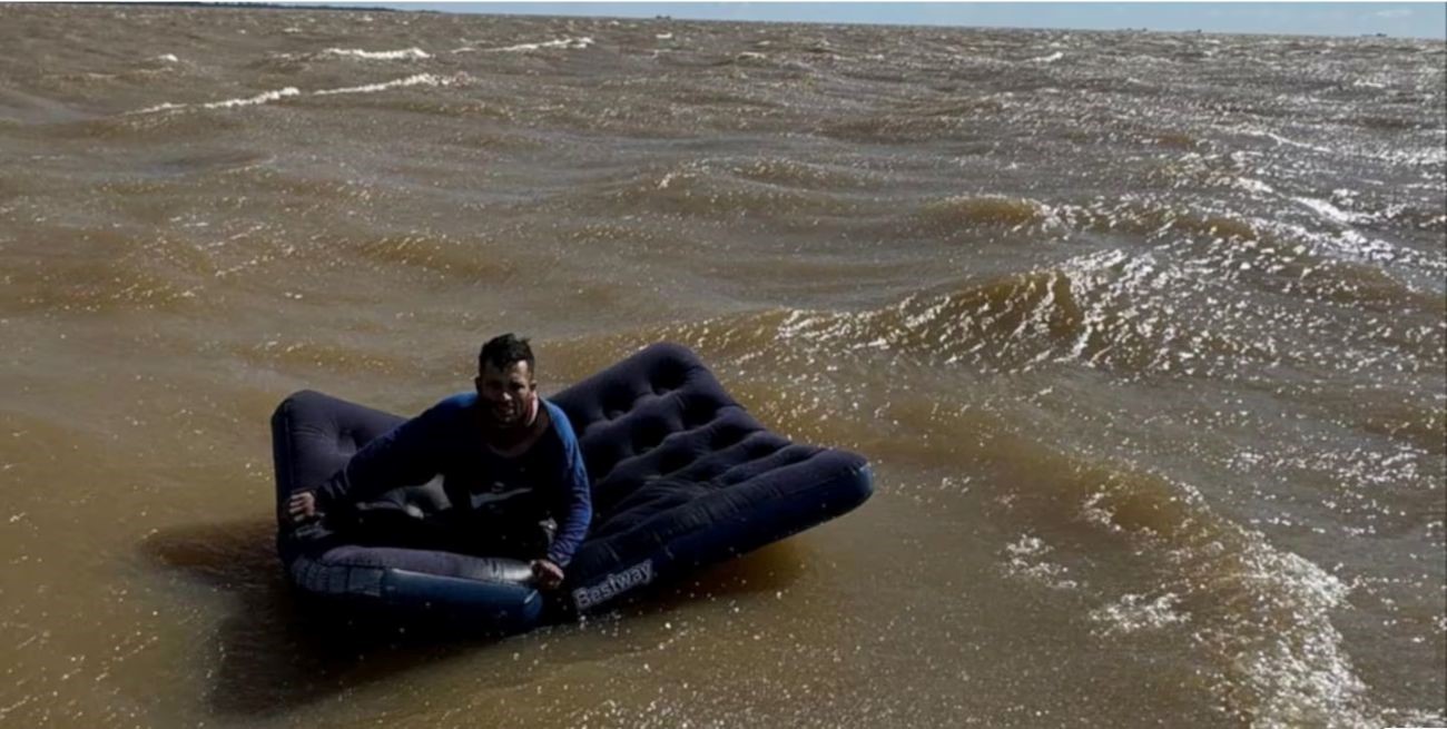 Un hombre tuvo que ser rescatado luego de ingresar al río con un colchón inflable