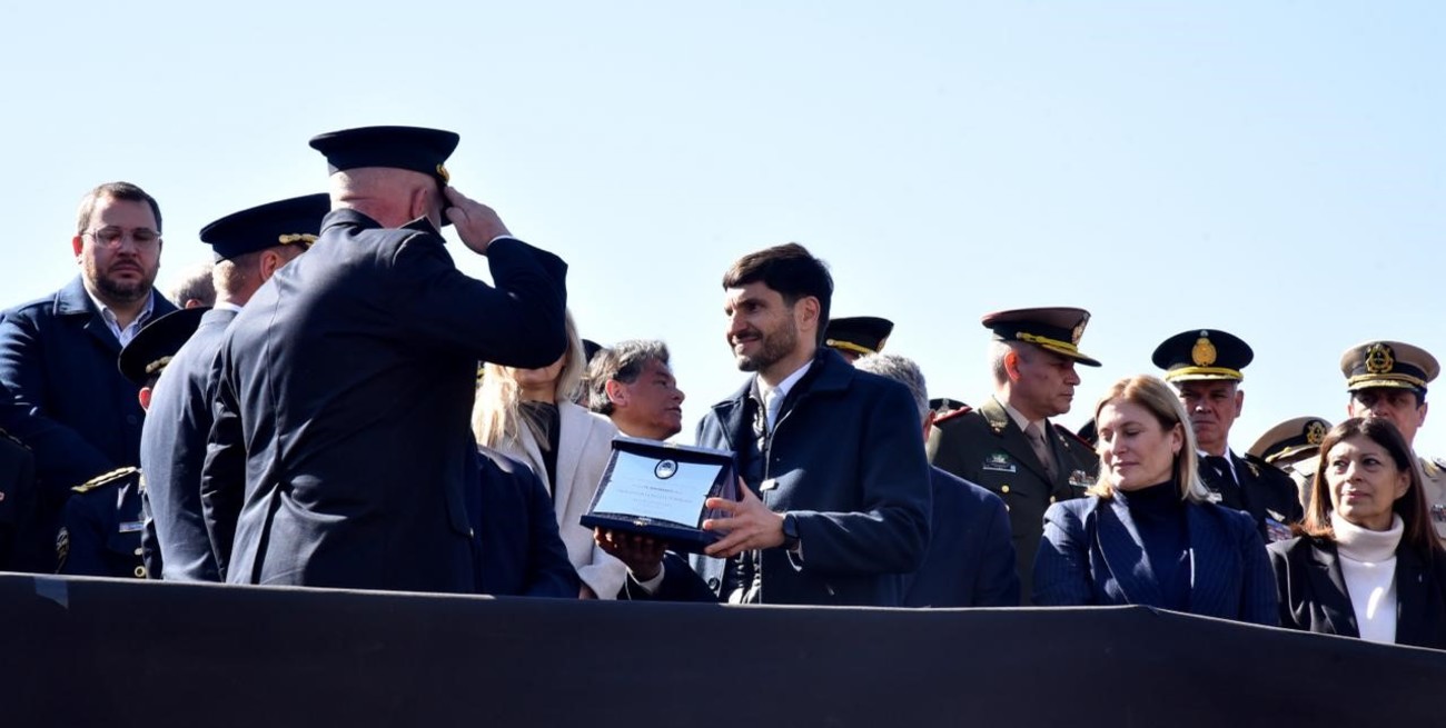 Firme reconocimiento de Pullaro a la Policía de Santa Fe, con anuncios 