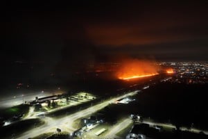 Los bomberos y el personal de emergencia continúan trabajando incansablemente para controlar los siniestros y minimizar el impacto. Fotos y video: Fernando Nicola