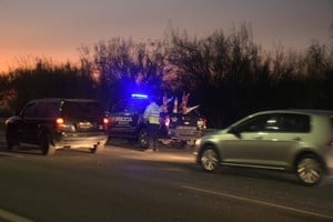 Personal de emergencias trabajó por más de una hora en el lugar para poder normalizar el tránsito. Foto: Manuel Fabatía.
