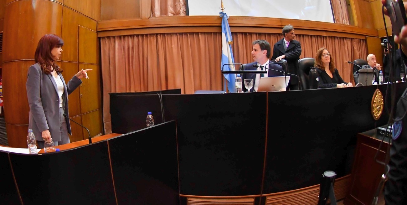 En el juicio contra "Los Copitos", Cristina Kirchner reprochó que "los ideólogos y financistas" siguen libres
