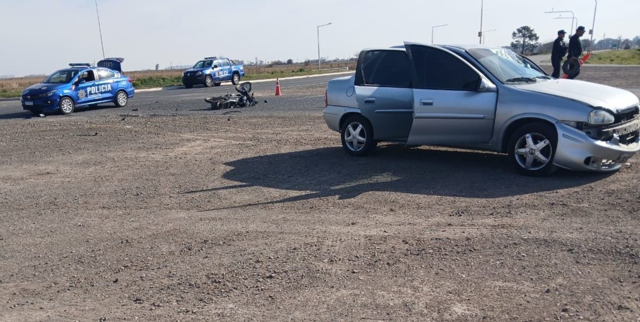 Gálvez: un hombre resultó gravemente herido tras el choque entre una moto y un auto