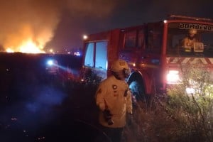 El presidente comuna de San Jerónimo del Sauce Daniel Rios, hizo públicas las felicitaciones a los Bomberos Voluntarios de la localidad, quienes el pasado martes 13 de agosto colaboraron con el incendio provocado en la Ciudad de Sauce Viejo.
Foto: Gentileza