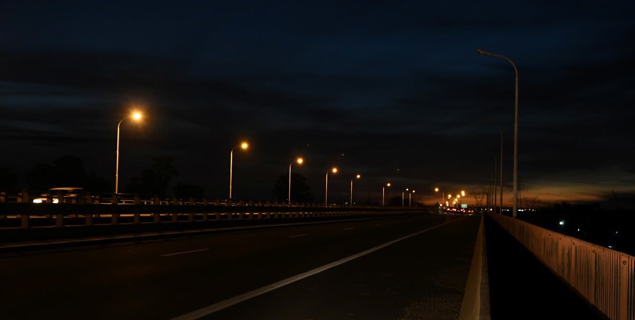 Angustiante búsqueda de un hombre cuyo auto apareció detenido sobre el Puente Oroño