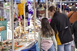 La feria se ha transformado, a lo largo de los años, en una plataforma clave para visibilizar el trabajo de artesanos y emprendedores de la zona. 