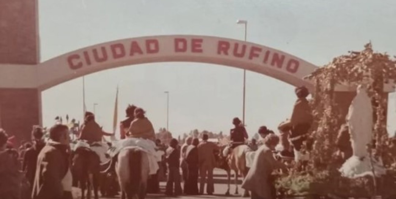 El arco de entrada de Rufino cumple 50 años