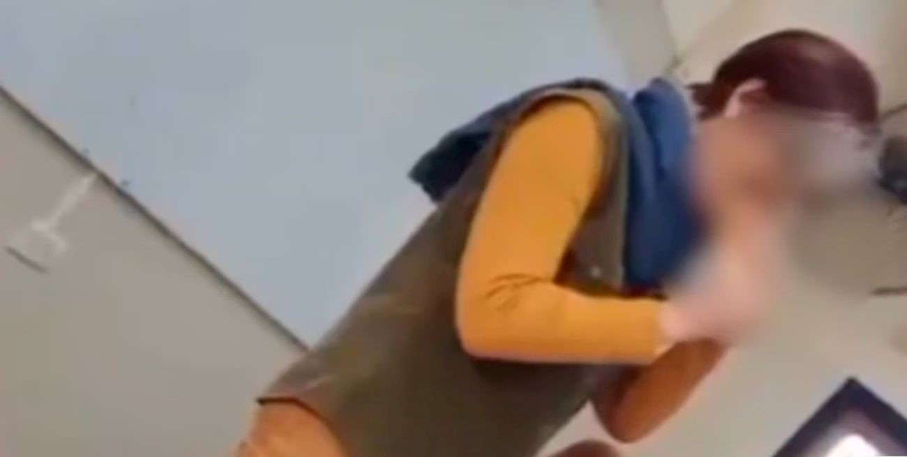 Córdoba: en una clase de ESI le muestran a los chicos como poner un preservativo con la boca