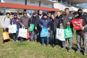 Stefanía Felice, Patricio de Iriondo y Luis Leguiza hacen entrega de los regalos a los trabajadores en el Hipódromo de Las Flores de Santa Fe.