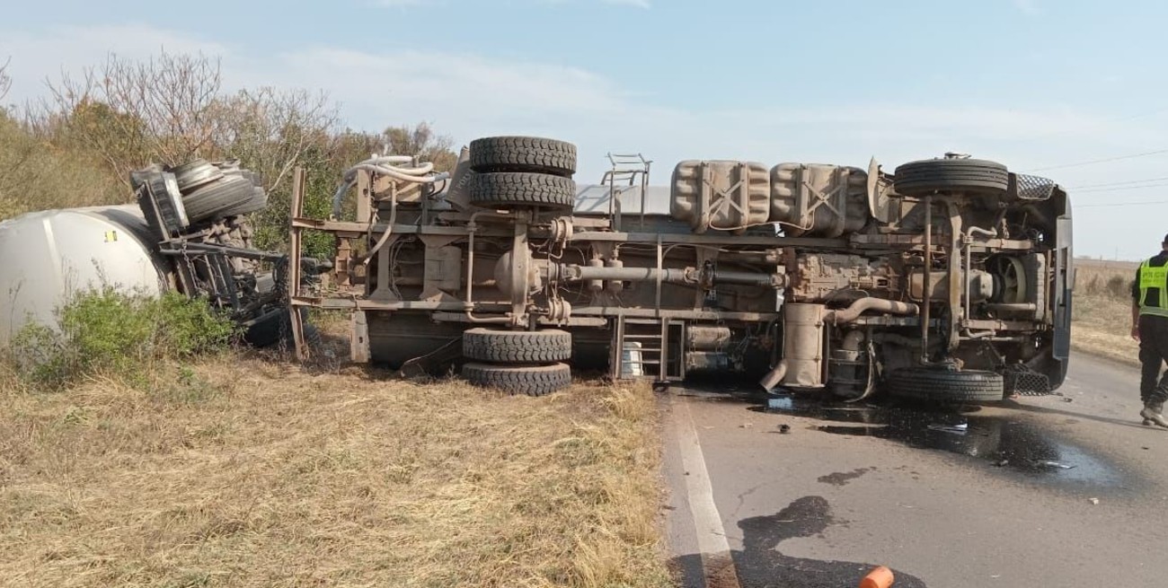 Volcó un camión que transportaba leche fresca y la Ruta 11 quedó cortada