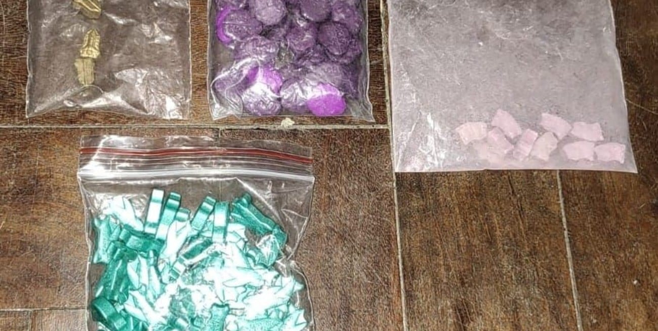 Detuvieron a "La dama de rosa", una mujer que hacía delivery de drogas de diseño