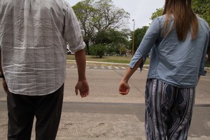 Ausente. En esta fotografía falta un hijo o hija adoptivo, que espera una familia en un hogar.

Guillermo Di Salvatore (archivo).