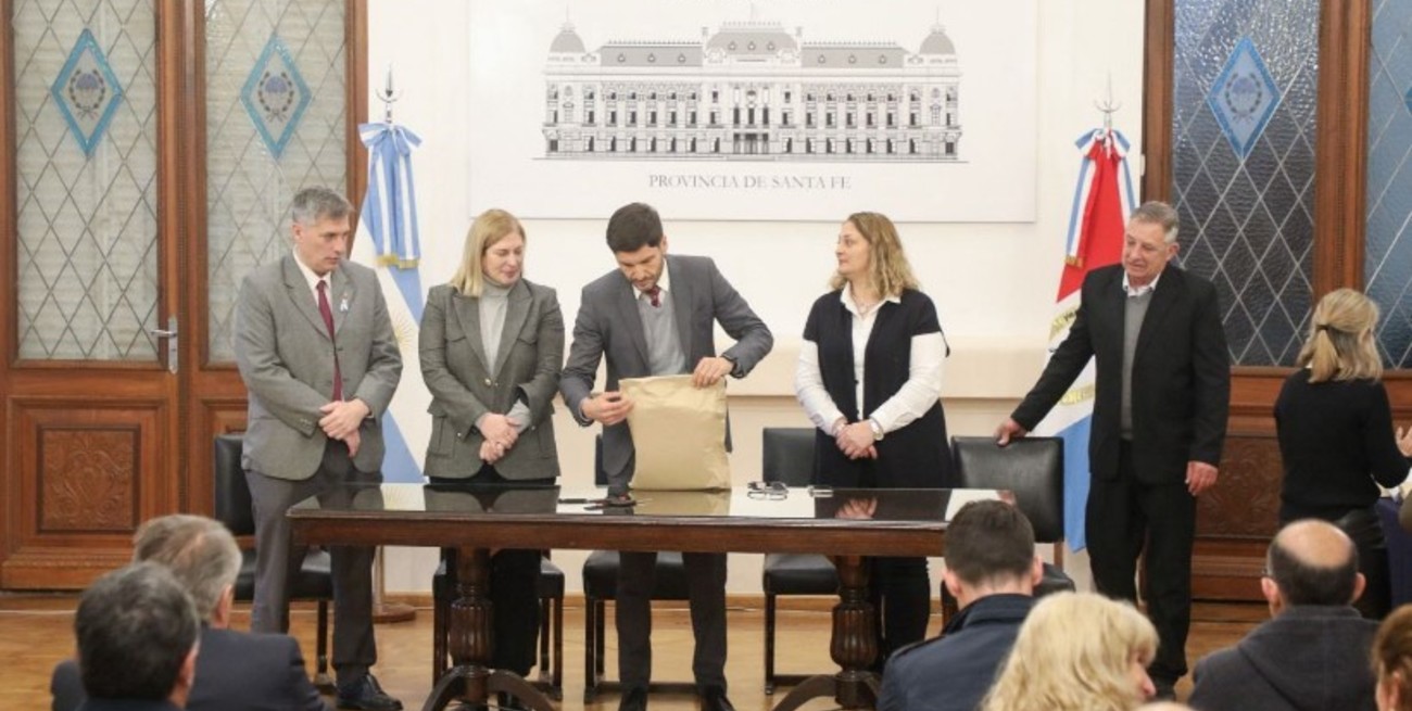 Provincia licita 150 ambulancias y minibuses para el área de Salud