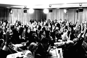 Momento de votación. Una de las tantas fotografías que permanecen guardadas en el archivo de El Litoral de aquellos históricos días.