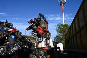 Adiós. La montaña de motos que nunca retiraron del corralón terminó en paquetes de chatarra prensada.

Flavio Raina.
