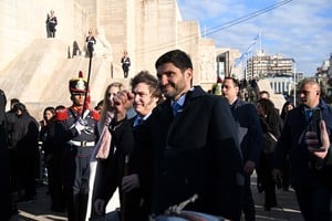 El presidente Milei y el gobernador Pullaro coincidieron frente al Monumento de la Bandera el 20 de junio de 2024. Foto: Archivo.
