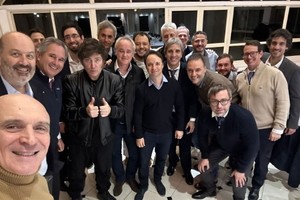 "Desde la Quinta de Olivos, defendiendo el equilibrio fiscal", publicó Adorni por su parte, junto a la imagen.