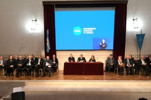 Eduardo Menem habló por los convencionales presentes. Fue el presidente de aquella asamblea, que deliberó en ese mismo lugar y cerró su trabajo hace exactamente 30 años. Crédito: Guillermo Di Salvatore.