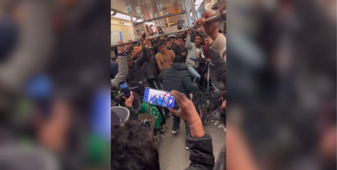 Video: dos hombres se fueron a las piñas en un vagón colmado de pasajeros