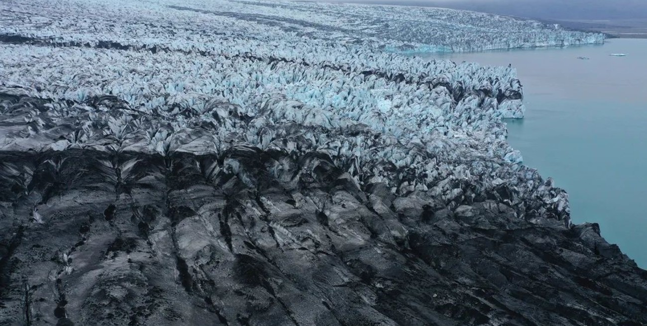 Por el derrumbe de una cueva de hielo en Islandia, muere un turista y buscan a dos desaparecidos