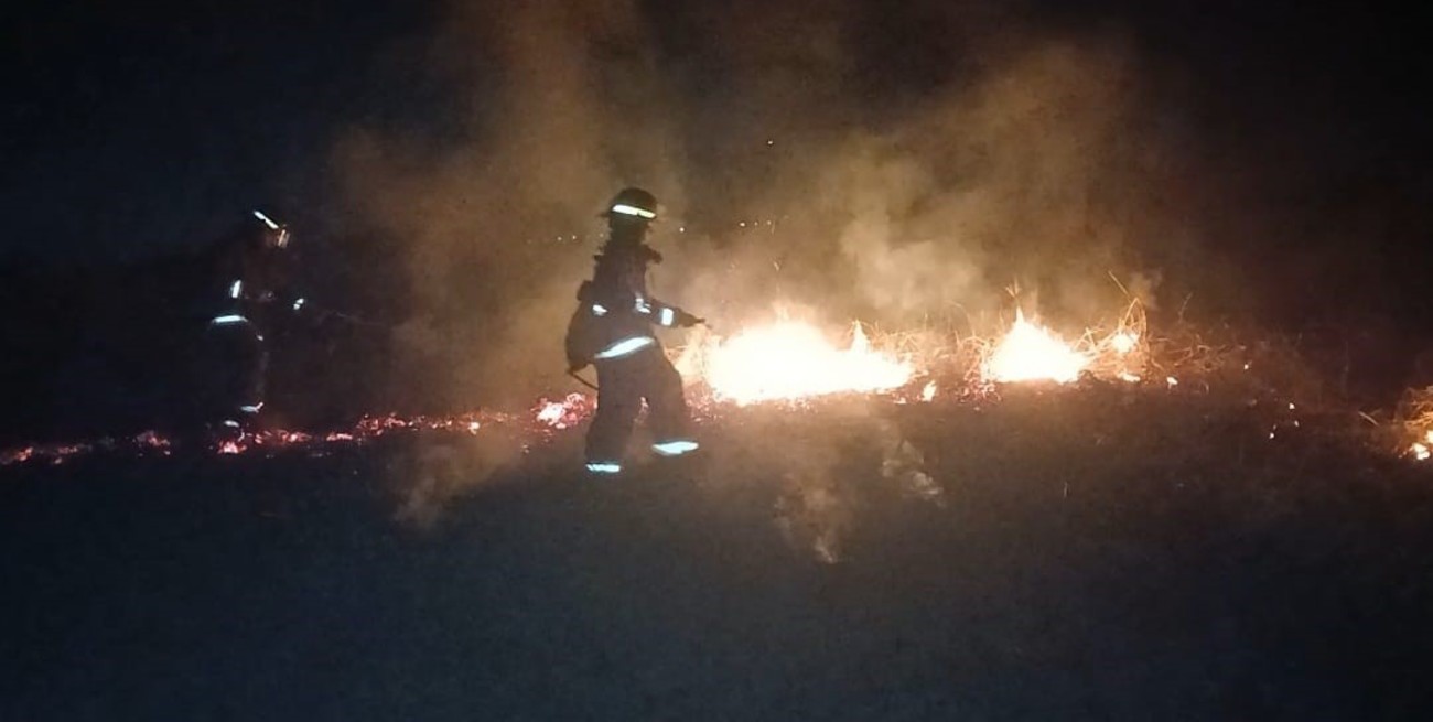 Videos: incendios de pastizales en El Pozo y bajada Di Stéfano