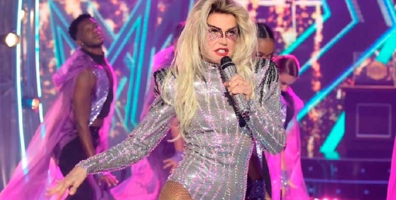 Xuxa vuelve a la primera plana con una impactante imitación de Lady Gaga