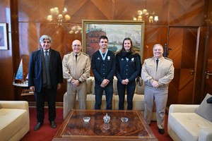 Mateo Majdalani y Eugenia Bosco, junto a las autoridades de la Prefectura Naval Argentina. Foto: Prensa PNA